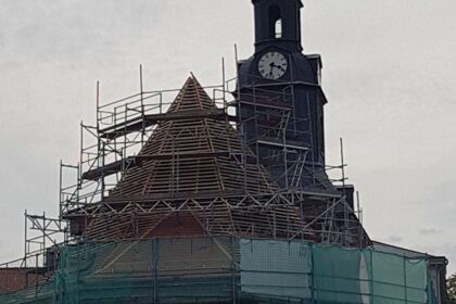 Die neuen Dachziegel kommen auf die Schlosskirche Lockwitz